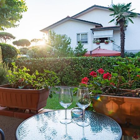 Apartment Holiday Versilia Camaiore Bagian luar foto
