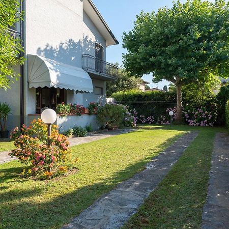 Apartment Holiday Versilia Camaiore Bagian luar foto