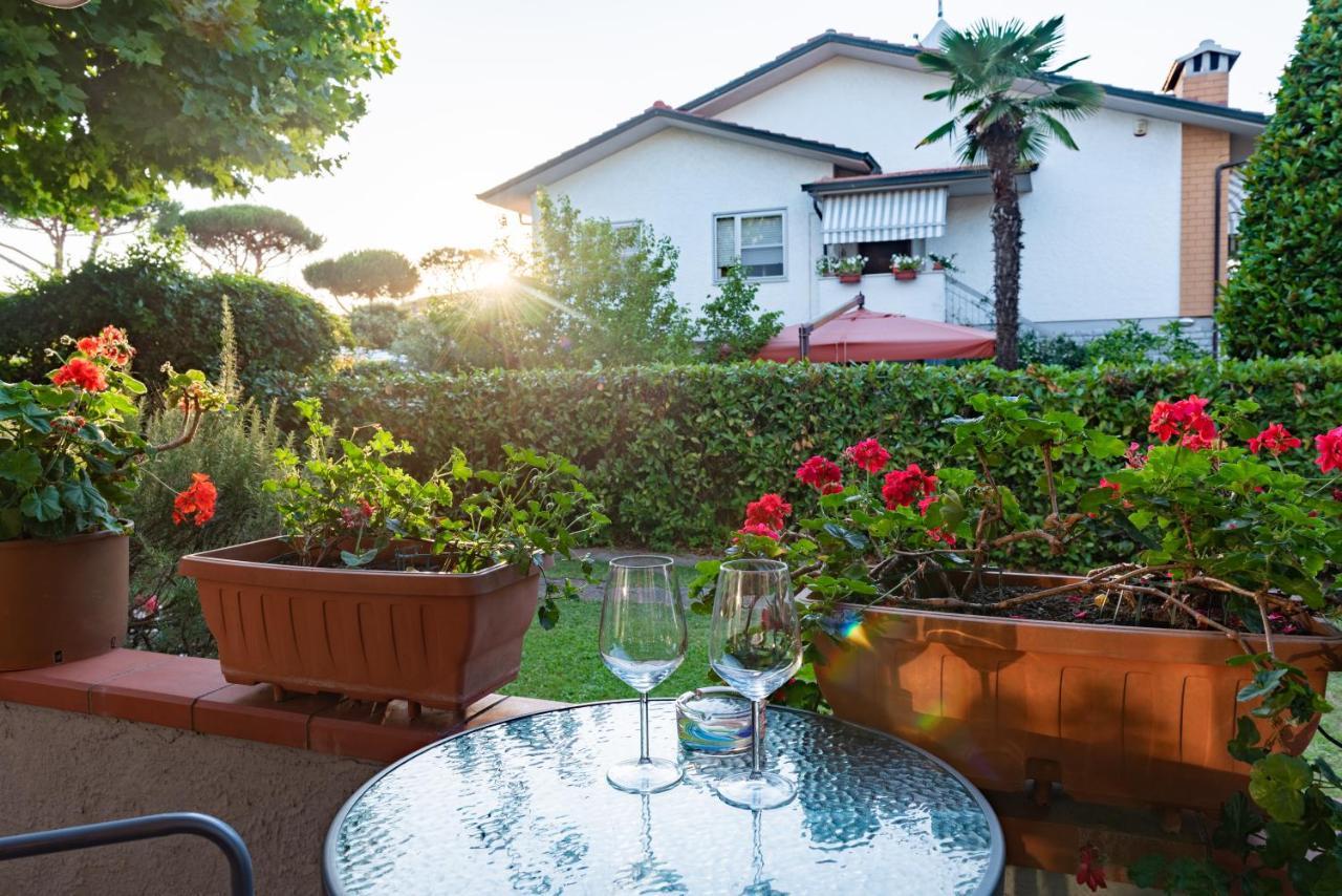 Apartment Holiday Versilia Camaiore Bagian luar foto