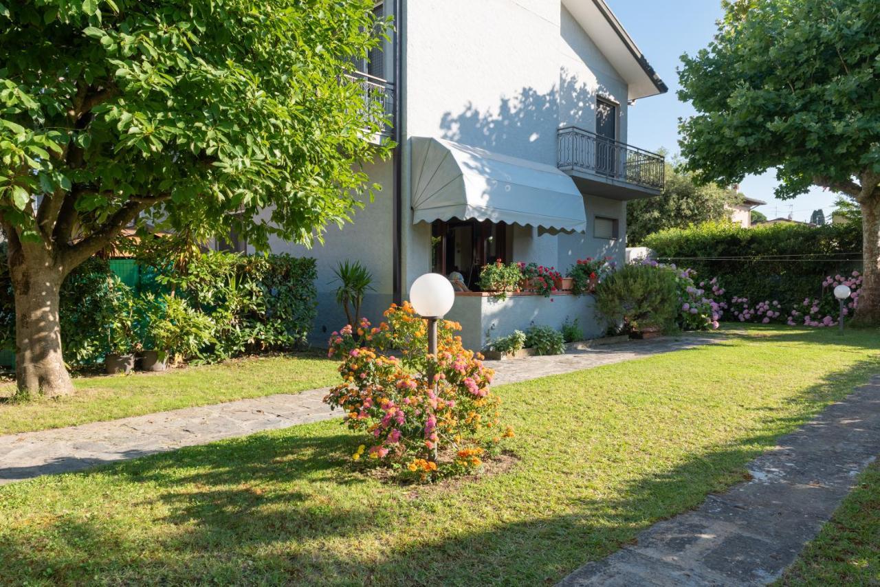 Apartment Holiday Versilia Camaiore Bagian luar foto