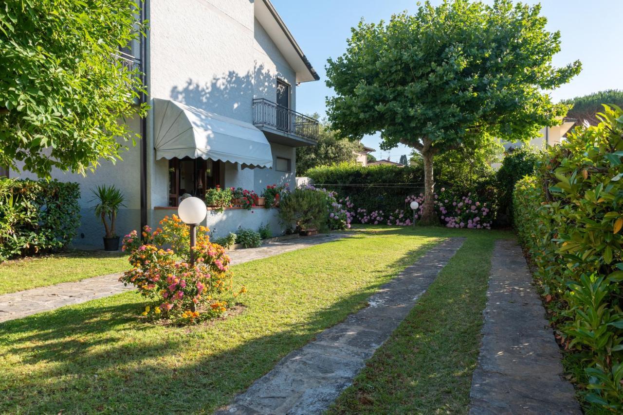 Apartment Holiday Versilia Camaiore Bagian luar foto