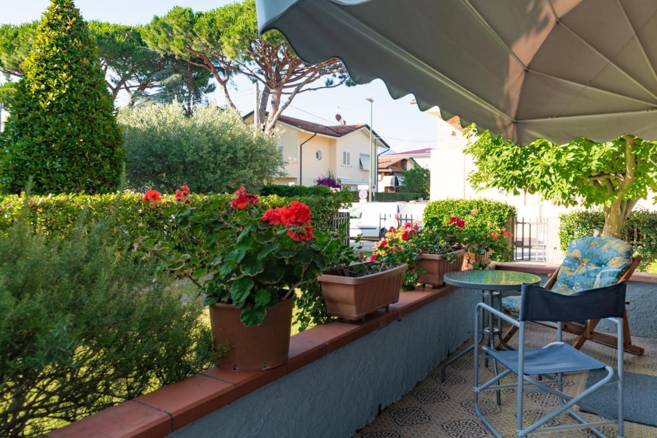 Apartment Holiday Versilia Camaiore Bagian luar foto